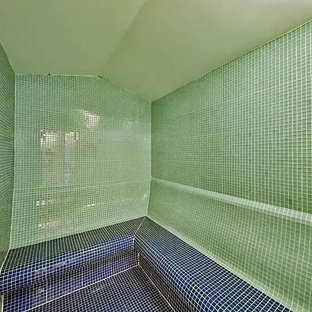 Sleeps 10 With Pool Air Con And Wifi