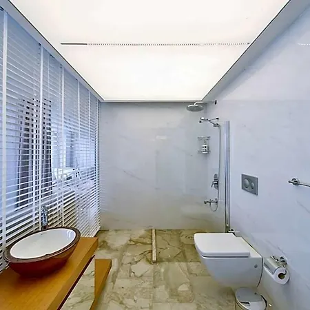 Vila Sleeps 10 With Pool Air Con And Wifi