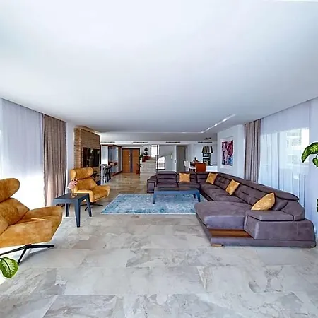Sleeps 10 With Pool Air Con And Wifi