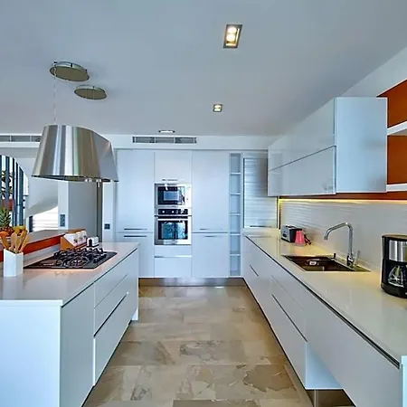 Sleeps 10 With Pool Air Con And Wifi Vila