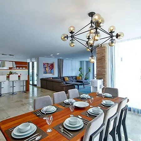 Sleeps 10 With Pool Air Con And Wifi 칼칸